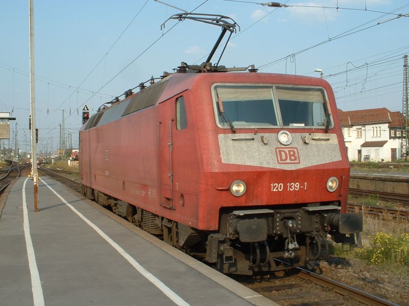 120 139-1 wird aus Gleis 11 am Leipziger Hbf herausgefahren.
Zuvor brachte sie den IC 1951 von Frankfurt nach Leipzig.
Aufgenommen am 15.09.2006 16:37