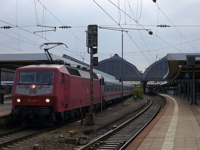 120 139 ersetzte, mit 120 131 im Schub, den ICE 70 als IC 2806 nach Hamburg-Altona am 15.9.2009. Aufgenommen im Hauptbahnhof Karlsruhe.
