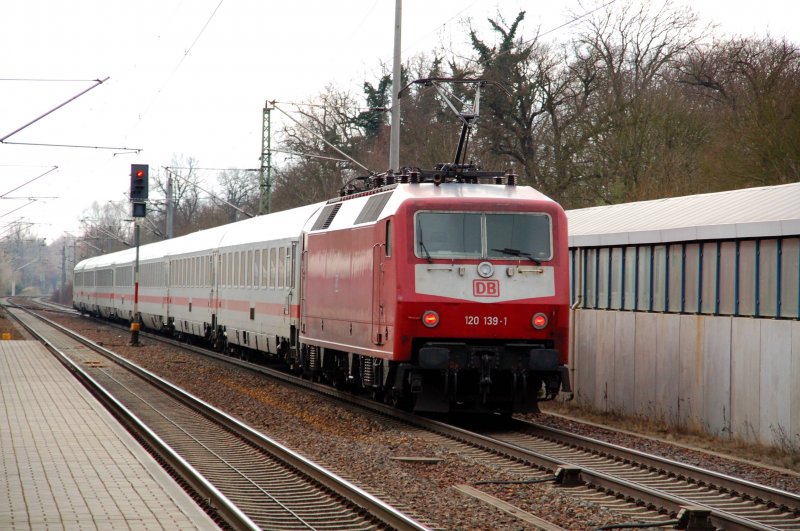 120 139 schiebt am schiebt am 08.02.09 einen IC aus Berlin kommend durch Burgkemnitz Richtung Leipzig.