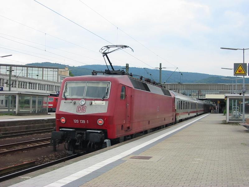 120-139 schiebt einen IC, hier bei der Einfahrt von Heidelberg Hbf.