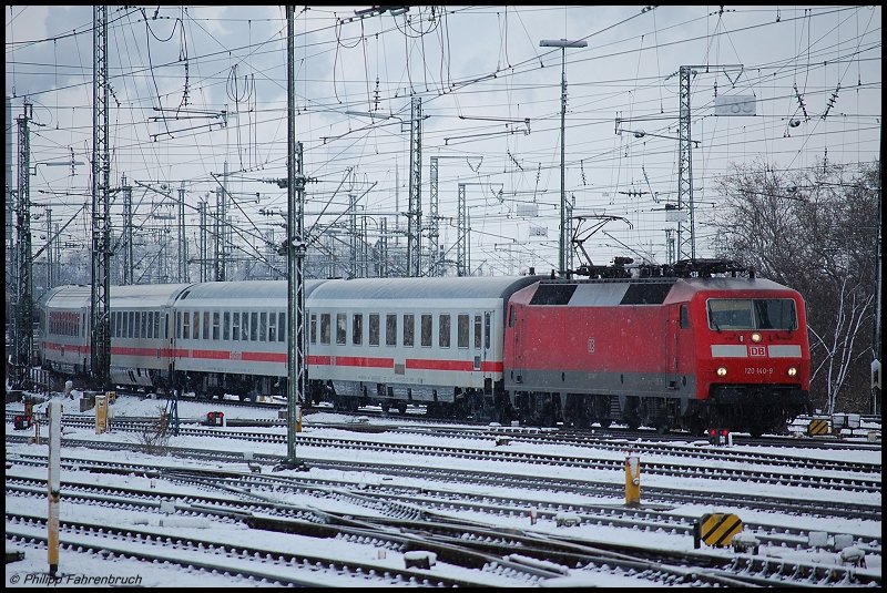 120 140-9 fhrt am Morgen des 25.03.08 mit einer InterCity-Garnitur in den Stuttgarter Hbf ein.
