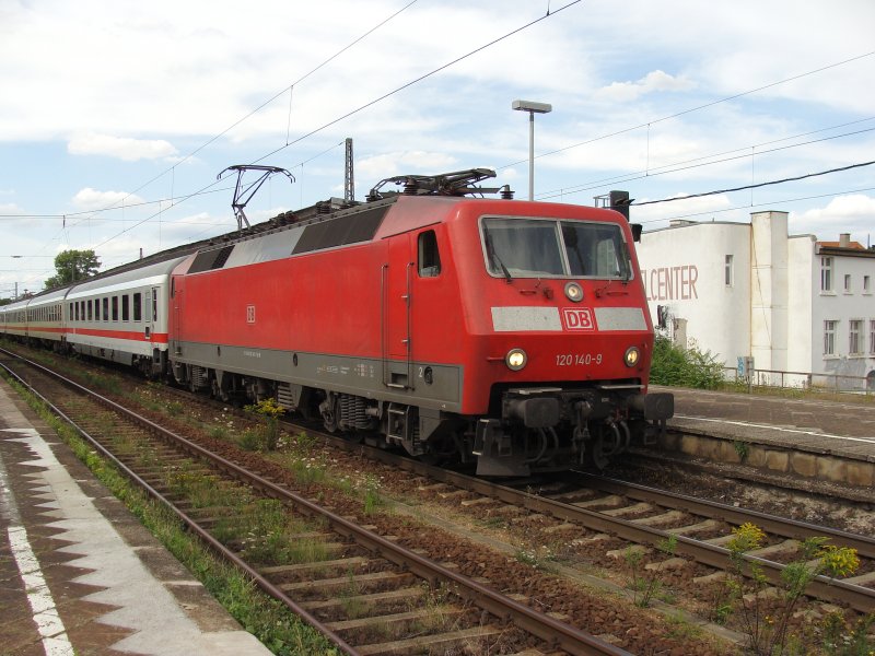 120 140-9 mit IC 1933 nach Leipzig beim planm��igen Halt in Magdeburg-Buckau. Fotografiert am 31.07.2009