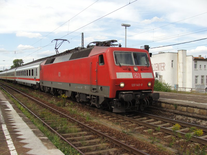 120 140-9 mit IC 1933 nach Leipzig beim planmigen Halt in Magdeburg-Buckau. Fotografiert am 31.07.2009