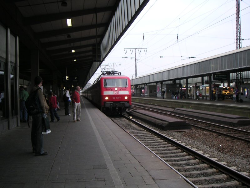 120-140-9 trifft mit IC 2458 in Essen Hbf ein (17.08.2005)