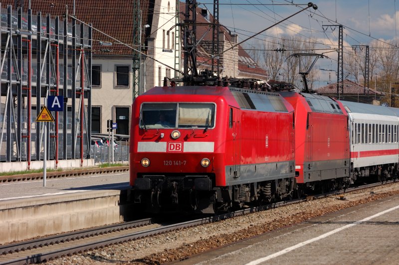 120 141-7 gibt einer 101 Vorspann vor ihrem schweren IC Mnchen - Nrnberg - Wrzburg - Kassel. Aufgenommen mit +95 (Ursache unbekannt) im Bahnhof Donauwrth.
