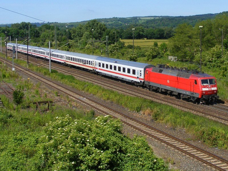 120 141-7 schob am 13.6.2009 den IC 2152 nach Erfurt durch Naumburg (Saale). 