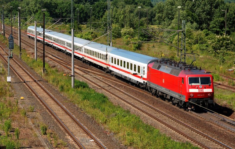 120 141 schiebt am 13.06.09 den IC 2152 nach Erfurt, fotografiert in Naumburg.