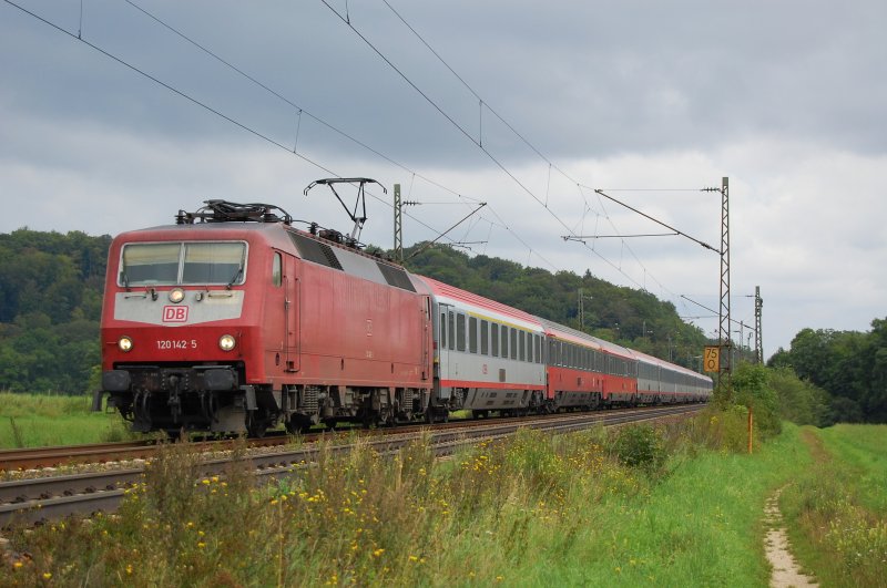 120 142-5 fuhr am 21.08.07 mit dem EC 115  Wrthersee  von Dortmund HBF nach Klagenfurt bei Halzhausen an der Filsbahn vorbei.