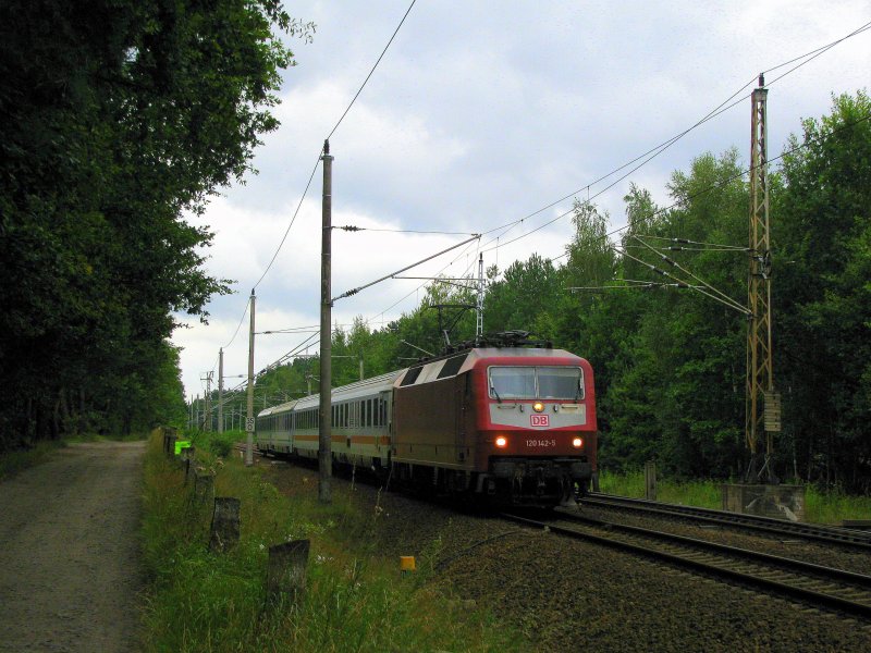 120 142-5 orientrot und mit Ltzchen erreichte sie ganz unverhofft Bestensee mit ihrem EC Wawel den sie von Cottbus nach Hamburg Hbf. transportierte.