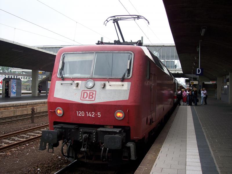 120 142 als schiebende lok als ersatz IC in Heidelberg. witzig ist das ich sie innerhalb 3 Stunden 2 mal gesehen habe