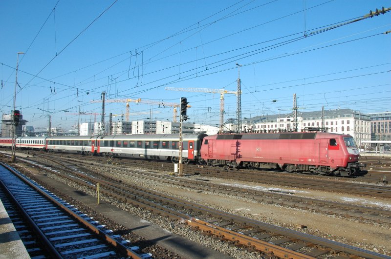 120 142 am 11.01.09 mit dem ErsatzIC 79693 aus Stuttgart in M�nchen Hbf