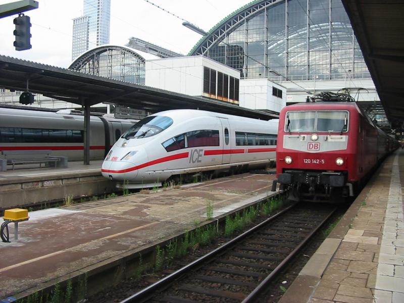 120-142 am 26.7.2005 in Frankfurt a. M., daneben ein ICE3 und neben diesem ICE3 ist ein ICE3 bei der Ausfahrt.