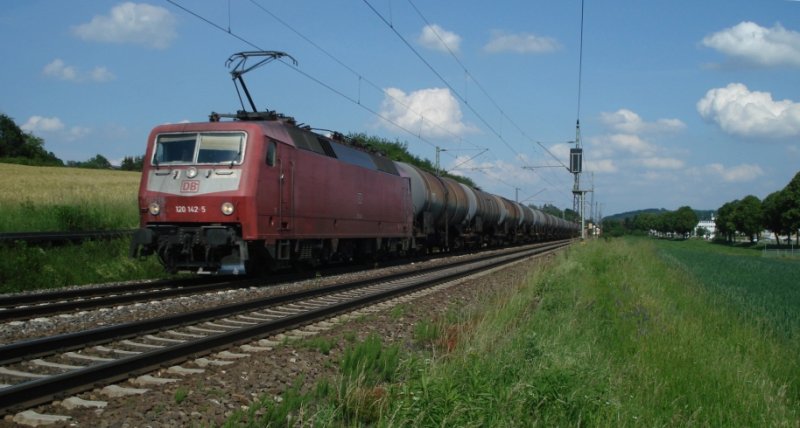 120 142 ist gerade auf der Filsbahn Ulm-Stuttgart (KBS 750) bei Ebersbach/Fils unterwegs.