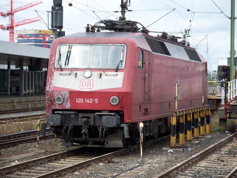 120 142 steht abgeb�gelt in Hannover Hbf (8.9.2007)