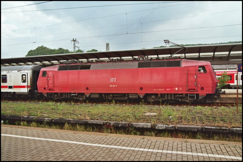 120 142 steht am Zugschluss des IC 2229 von Hamburg Altona nach Nrnberg, am Abend des 27.05.07 im Hauptbahnhof Hagen.