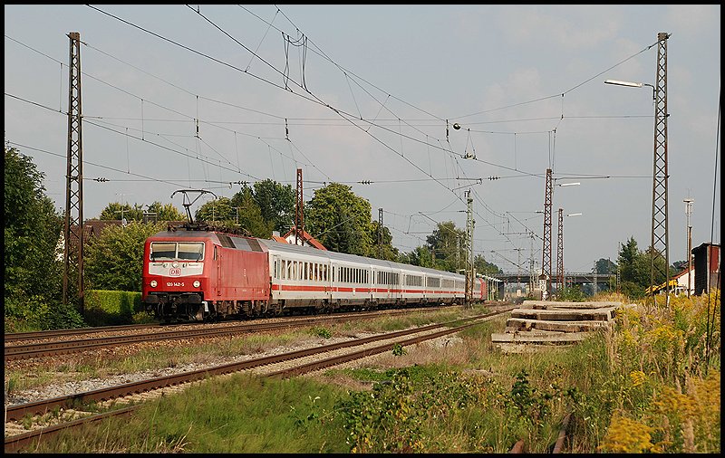 120 142 zieht einen InterCity in Richtung Stuttgart. Die Schublok war eine unbekannte 101er. Aufgenommen in den Sommerferien 2008 bei Haspelmoor.