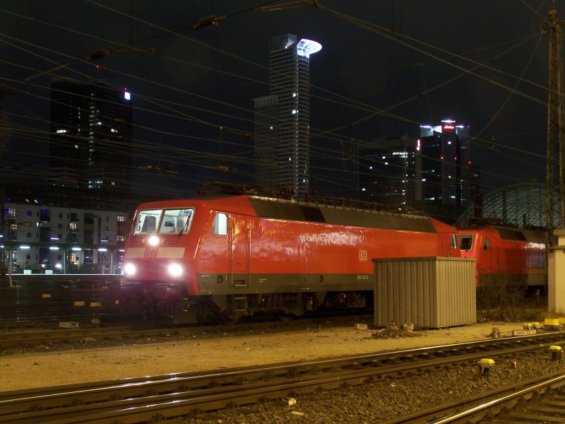 120 143-3 brachte die defekte 120 136-7 auf eine Abstellgleis. Anschlieend fuhr die 120 143-3 zur Wagengarnitur zurck um das besetzte Gleis zu rumen. Die 120 136-7 sollte eigentlich mit 120 147 und einem ICE-Ersatzzug nach Hamburg-Altona fahren. Dort die Fahrt endete schon wenige Meter nach dem Bahnsteig. Aufgenommen am 12.Januar 2008 in Frankfurt/Main Hbf.