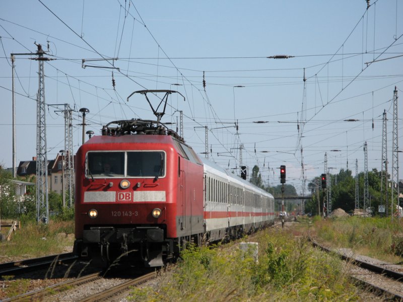 120 143-3 erreicht am 29.07.2008 mit zwanzigmin�tiger Versp�tung mit IC 2355 Greifswald Hbf. Aufgrund der Hitze an diesem Tag war der Tf nur sehr sp�rlich bekleidet.