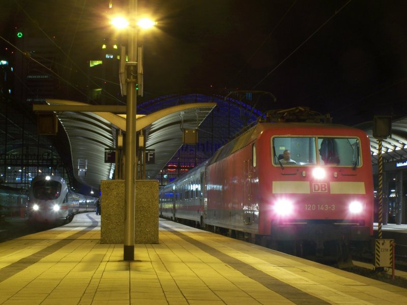 120 143-3 mit einem ICE-Ersatzzug in Frankfurt/Main Hbf. Im Hintergrund ein ICE-T. Dieser ICE-T endete in Frankfurt/Main Hbf. Aufgenommen am 12.Januar 2008