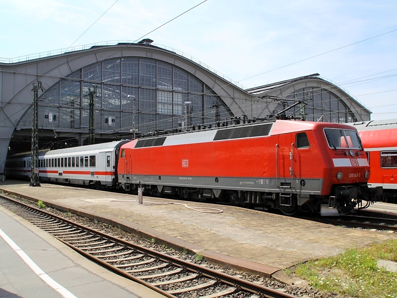 120 143-3 mit einem ICE-Ersatzzug am 15.8.2009 in Leipzig. Als Wagenmaterial dienten ausschlielich Wagen erster Klasse.