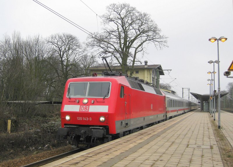 120 143-3 zieht am 21.02.09 den IC 2028 N�rnberg Hbf - Hamburg-Altona aus dem Gbf Hamburg-Wandsbek durch Hamburg-Wandsbek. Der Grund f�r die Umleitung war die Vollsperrung der Pfeilerbahn.