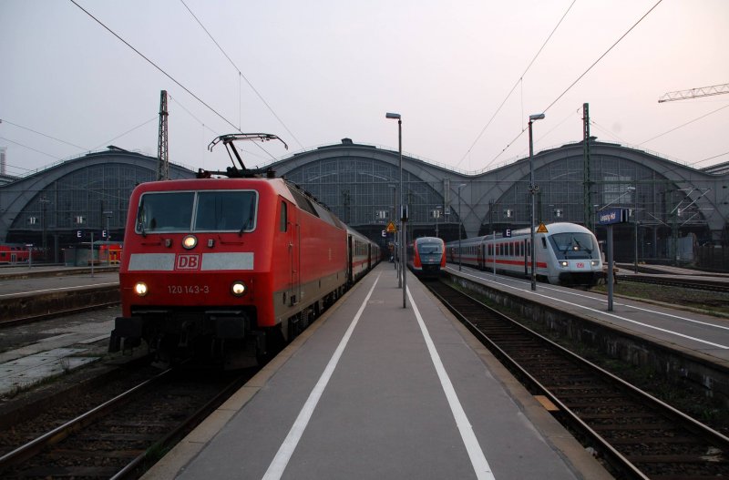 120 143 steht mit dem IC 73924 zur Abfahrt nach Berlin bereit. Daneben steht noch der RE nach Saalfeld/Saale und der IC 79673 nach Dresden.