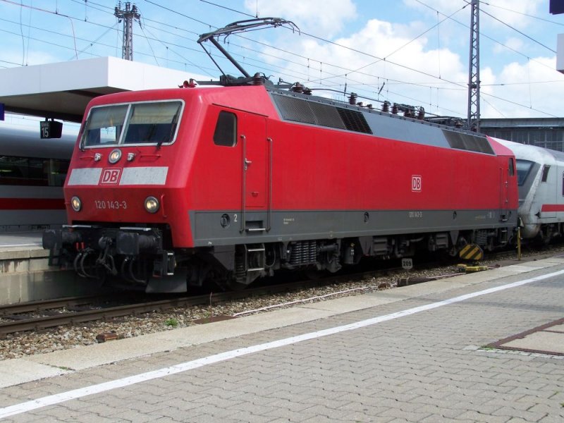 120 143 verlsst am 18.08.2007 mit IC 2429 Mnchen Hbf in Richtung Berchtesgarden.