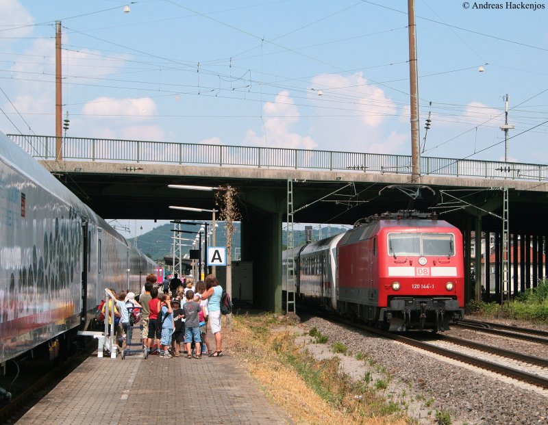 120 144-1 und 101 027-1 (Zugschluss) mit dem IC 2260 (Mnchen Hbf-Karlsruhe Hbf) bei der Durchfahrt Karlsruhe Durlach am 2.7.09