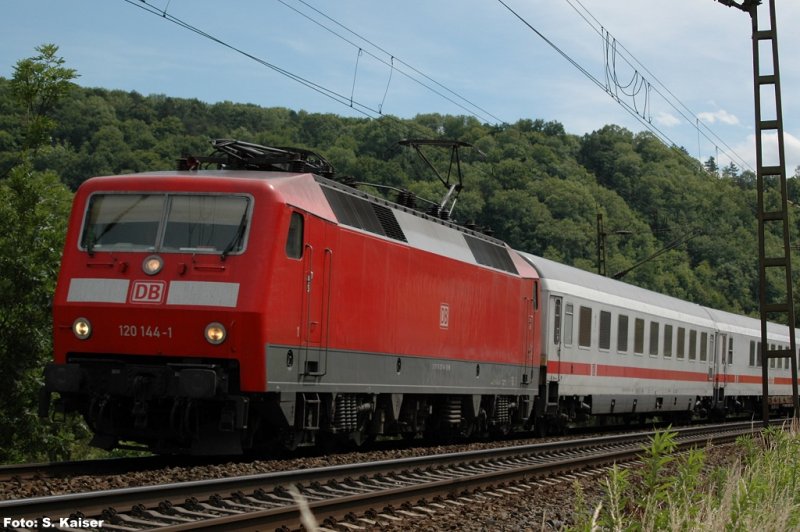 120 144-1 befrdert einen Intercity von Dsseldorf nach Stralsund (Bad Ksen, 20.06.2008)