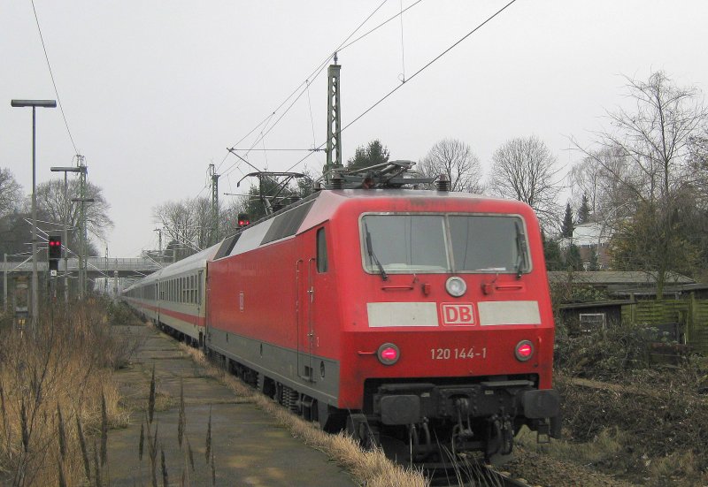 120 144-1 musste am IC 2028 aus Nrnberg schiebedienst leisten hier bei der Durchfahrt in Hamburg-Wandsbek am 21.02.09.