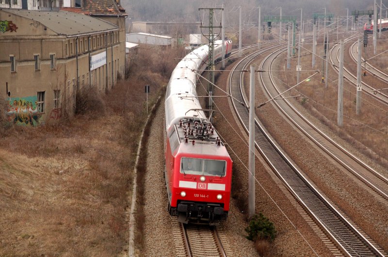 120 144 fhrt am 29.03.09 ein Sandwich-IC Richtung Berlin an, fotografiert bei der Durchfahrt durch Bitterfeld.