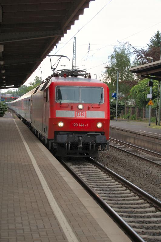 120 144 von Koblenz kommend gesehen im Bf. Andernach am 19.05.06