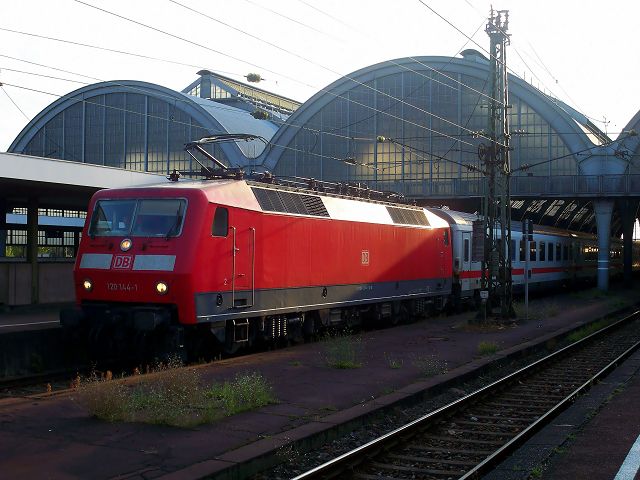 120 144 mit dem IC 2267 in Karlsruhe. Aufgenommen am 24.9.2009