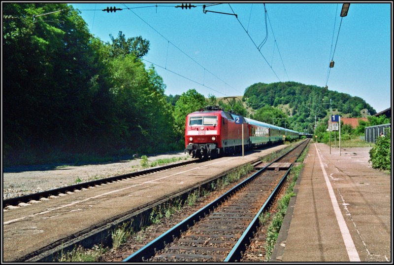 120 144 rast mit dem gut ausgelasteten Autozug 1421 von Dsseldorf nach Mnchen Ost durch den Bahnhof Dollnstein.