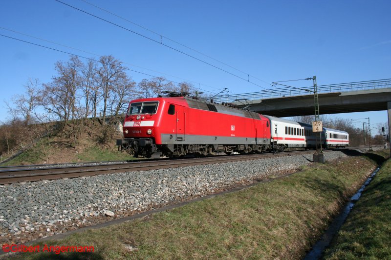 120 145-8 am 06.03.2008 vor 2 IC-Wagen (Rollende Landstrasse) in Offenburg-Hildboltsweier.
