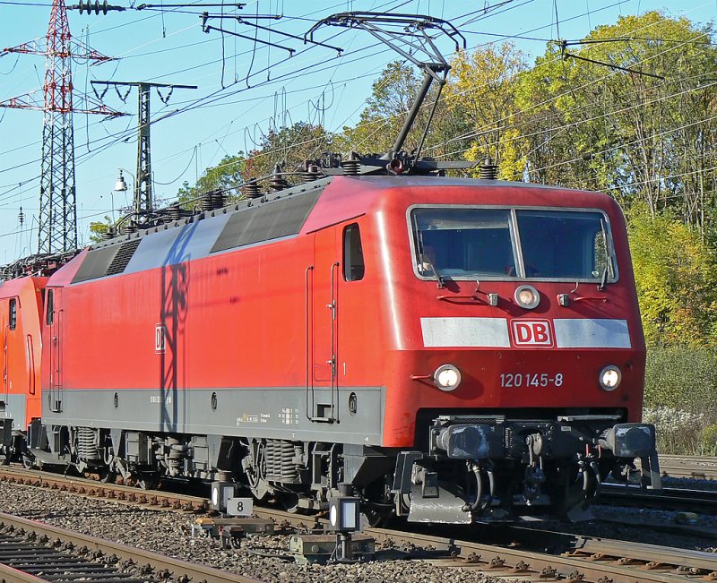 120 145-8 mit 189 030 im Schlepp bei der Einfahrt in den Gbf Kln-Gremberg,  aufgenommen am 15.10.2009