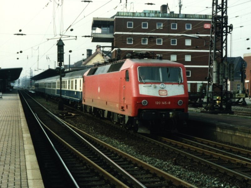 120 145-8 mit Eilzug 3371 Osnabr�ck-Bremen auf Osnabr�ck Hauptbahnhof am 14-04-1993. Bild und scan: Date Jan de Vries.