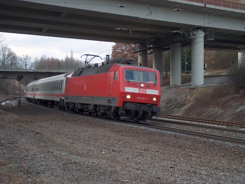 120 145-8 mit ICE-Ersatzzug bei Fulda Richtung Leipzig am
31.01.2009