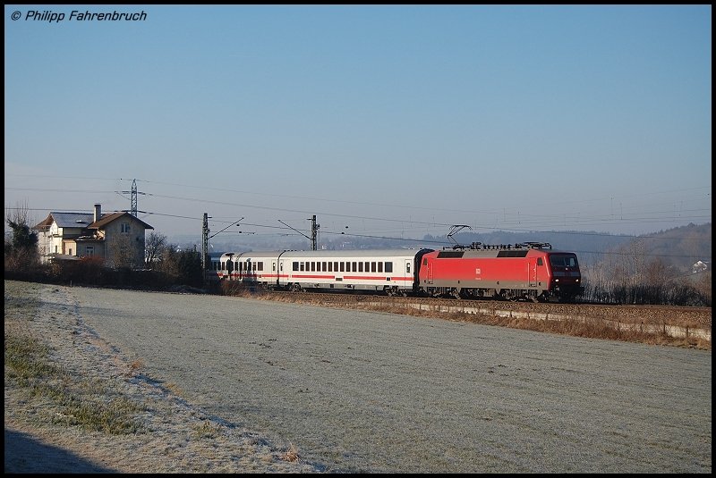 120 145-8 zieht zur Vormittagszeit des 22.12.07 IC 2065 von Karlsruhe Hbf nach N�rnberg Hbf, aufgenommen bei Aalen-Hofen.