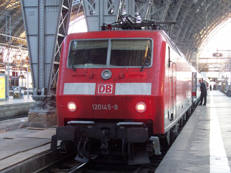 120 145 am 11.7.05 mit Ersatzzug fr ICE nach Saarbrcken hier im Frankfurter HBF am 11.7.2005