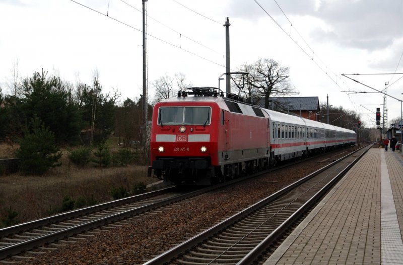120 145 bespannt am 22.03.09 einen IC Richtung Berlin. Fotografiert in Burgkemnitz. 