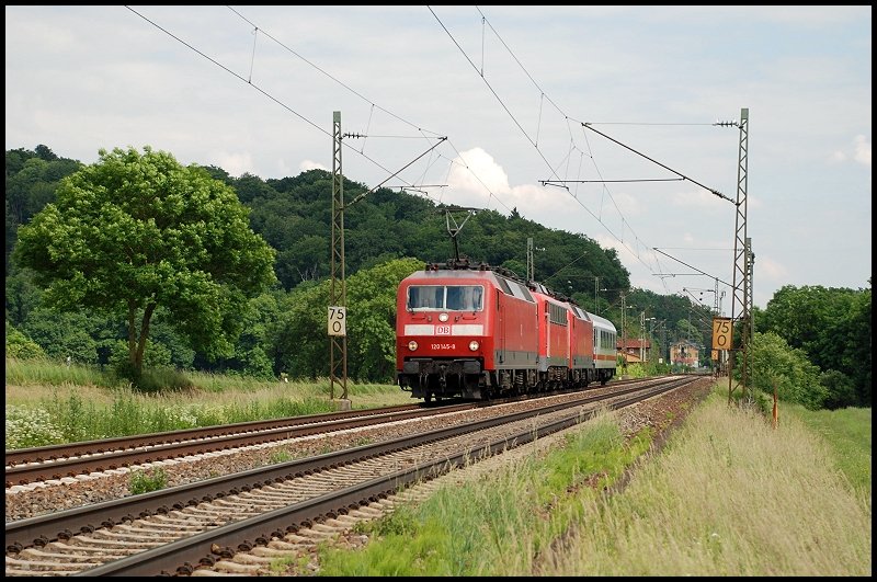 120 145 ist mit dem PbZ 2410 in Richtung Frankfurt unterwegs. Aufgenommen am 14.Juni 2008 bei Halzhausen.