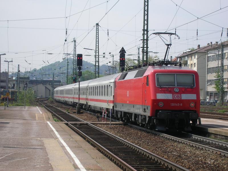 120-145 schiebt IC2068 (Dresden - Karlsruhe) aus dem Pforzheimer Hauptbahnhof. 5.5.06