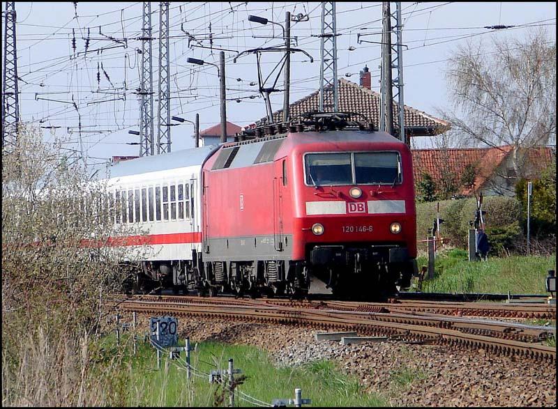 120 146-6 mit IC1932 auf dem Weg  nach Oldenburg.   (Stralsund am 01.05.06) 