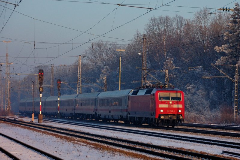 120 146-6 in der Nachmittagssonne des 24. Januars 2009 mit einem IC auf der KBS 980 in Neuoffingen.