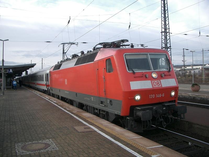 120 146-6 steht mit IC 2157 aus Kln in Weimar. Nach etwas lngerem Aufenthalt geht es ber Halle und Berlin nach Stralsund. 2008-11-23.