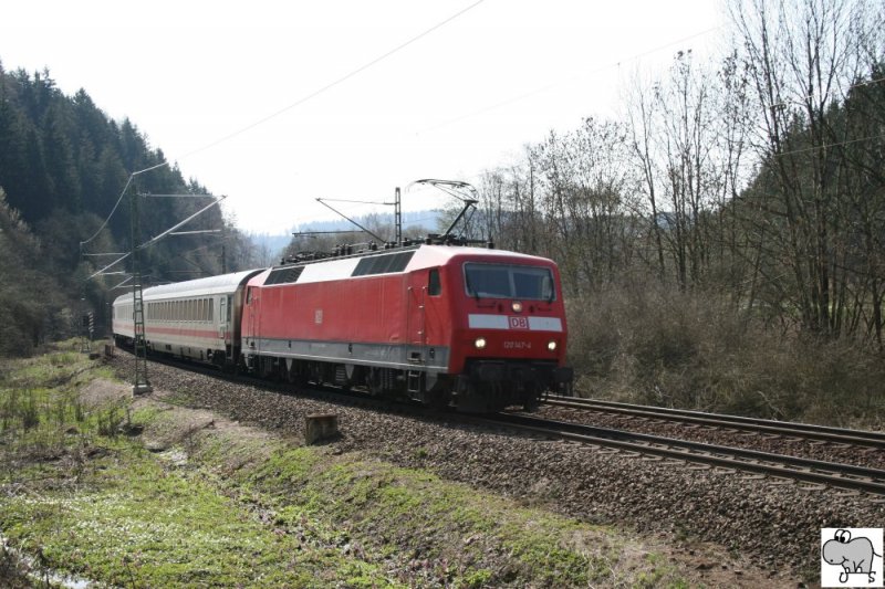 120 147-4 fhrt an Karfteitag, den 10. April 2009, mit einen Intercity die Frankenwaldrampe hinauf. Die Aufnahme entstand kurz hinter der Ortschaft Rothenkirchen im Landkreis Kronach.