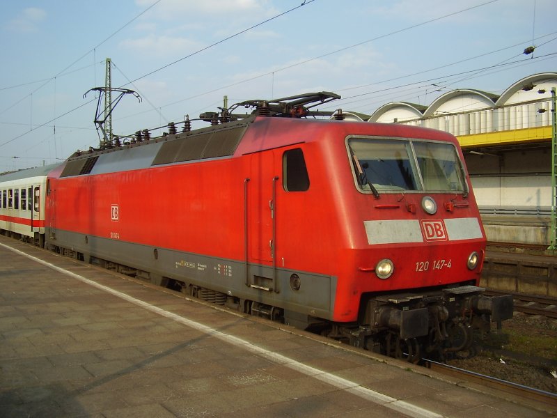 120 147-4 mit IC2017 nach Mnchen bei einem Halt in Koblenz Hbf