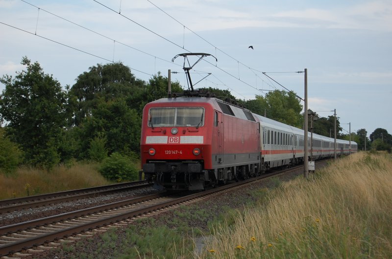 120 147-4 schiebt den IC am Abend des 14.07.2009 bei Peine Richtung Braunschweig