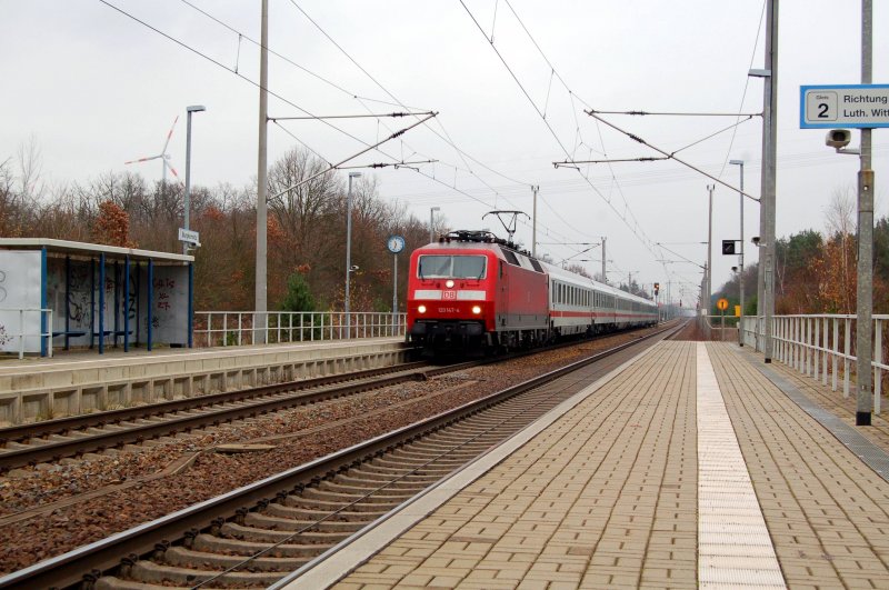 120 147 befrdert am 02.12.08 einen IC von Berlin kommend nach Leipzig Hbf. Fotografiert bei der Durchfahrt in Burgkemnitz.